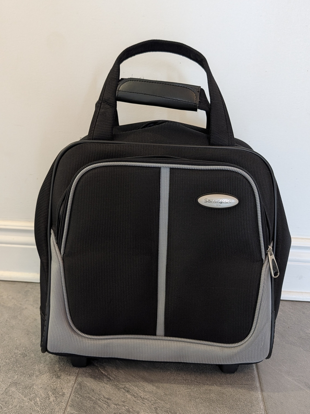 Samsonite Black and Gray Travel Underseater Bag with Top Handle- Like New